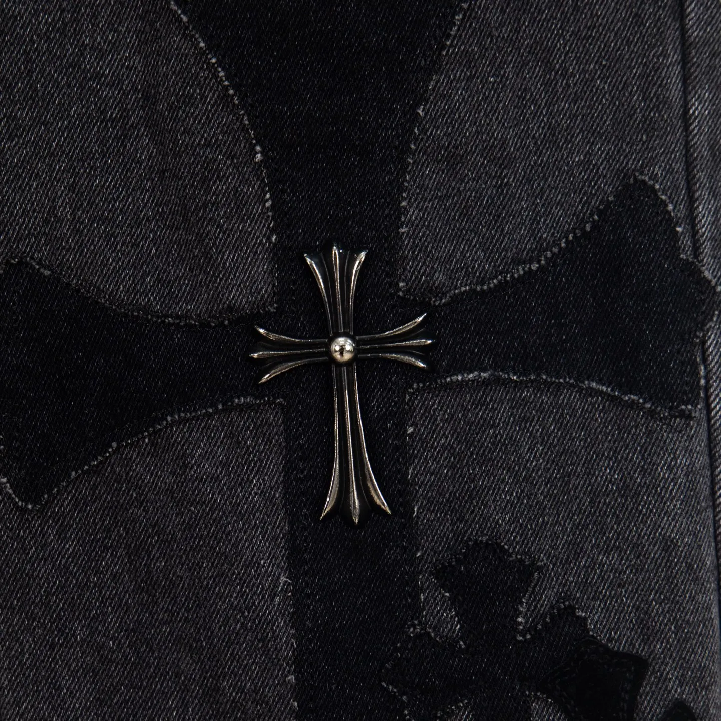 P290 Chrome Hearts Chrome Hearts Black Pinduo Black Leather Big Devil Cow King Jeans CH jeans need to be washed before being dismantled and hand-stitched with sheepskin cross leather and then spliced to complete. The whole piece has too much craftsmanship to describe. About Chrome Hearts This is an extremely luxurious fashion brand that can also be called the nobility of the high street. It has always been an exclusive brand for some hipsters or the second generation of rich people. Compared with ordinary high streets, it is more luxurious and noble. Compared with luxury brands, it has a more fashionable personality. It has always been a brand that I have a special liking for. Style number: 1769# Color: black Size: 28 30 32 34 36